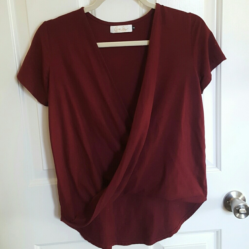 Ava Sky burgundy cross front top sz Sm, loose fit